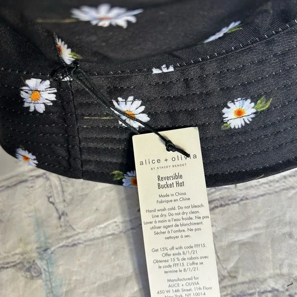 ALICE + OLIVIA BY STACEY BENDET REVERSIBLE DAISY WOMEN’S BUCKET - Picture 5 of 7
